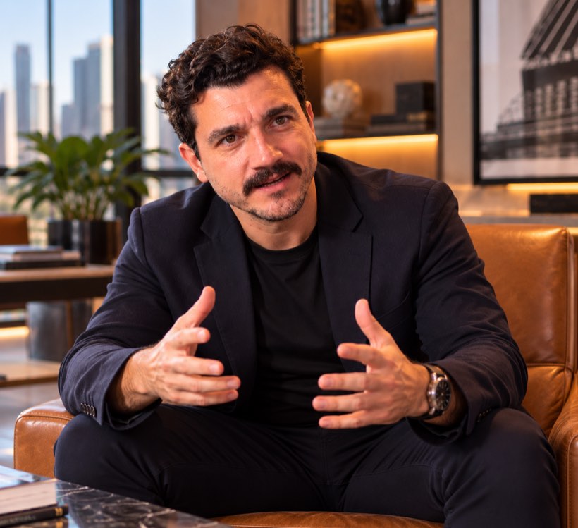 Julio Aguiar explicando em uma conversa